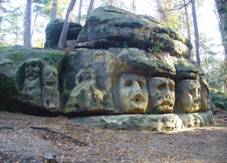 Skalní reliéfy u jeskyně Harfenice západně od Želíz (Q94444736).jpg