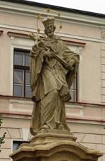 https://upload.wikimedia.org/wikipedia/commons/3/33/Doln%C3%AD_%C4%8Cermn%C3%A1%2C_socha_svat%C3%A9ho_Jana_Nepomuck%C3%A9ho.JPG