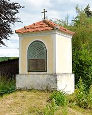 https://upload.wikimedia.org/wikipedia/commons/thumb/1/1a/Chapel_in_%C5%A0%C5%A5%C3%A1hlavice_01.jpg/1280px-Chapel_in_%C5%A0%C5%A5%C3%A1hlavice_01.jpg