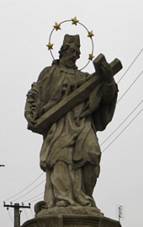 Křinec, socha svatého Jana Nepomuckého proti faře.jpg
