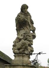 Loučeň, socha svatého Jana Nepomuckého (dolní) na křižovatce V Serpentinách Zahrádkova.jpg