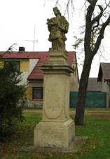 Loučeň, socha svatého Jana Nepomuckého (horní) na křižovatce Nymburská Vlkavská.jpg