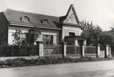 Opolany, sborový dům proti faře (Archiv ČCE).jpg