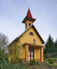 https://upload.wikimedia.org/wikipedia/commons/thumb/f/f8/Kaple_Bo%C5%BEsk%C3%A9ho_Srdce_P%C3%A1n%C4%9B%2C_Krhov%2C_okres_Blansko.jpg/800px-Kaple_Bo%C5%BEsk%C3%A9ho_Srdce_P%C3%A1n%C4%9B%2C_Krhov%2C_okres_Blansko.jpg