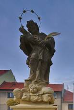 https://upload.wikimedia.org/wikipedia/commons/thumb/f/fe/Socha_svat%C3%A9ho_Jana_Nepomuck%C3%A9ho%2C_Lhota_Rapotina%2C_okres_Blansko.jpg/800px-Socha_svat%C3%A9ho_Jana_Nepomuck%C3%A9ho%2C_Lhota_Rapotina%2C_okres_Blansko.jpg