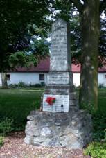 Pamtnk obt vlky v jezd u ern Hory.jpg