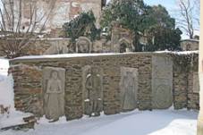 Renesanční náhrobní kameny na hřbitově v Turkovicích.jpg
