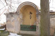 Výklenková kaple ve hřbitovní zdi