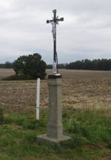 Kříž severně od Záboří v poli (Q80461425).jpg
