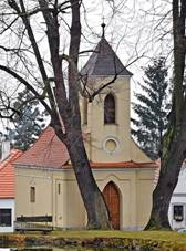 Holy Trinity Chapel in Dobčice 01.jpg