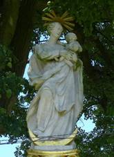 Krasonice - sloup se sochou Panny Marie 1.JPG