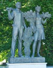 Statue of workers in eletava, Teb District.JPG