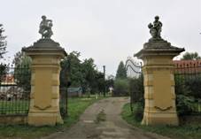 Sochy putti na sloupech brány naproti zámku ve Vidimi (Q105002895) 01.jpg