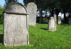https://upload.wikimedia.org/wikipedia/commons/thumb/a/a3/B%C5%99eclav_cemetery_%284%29.jpg/1024px-B%C5%99eclav_cemetery_%284%29.jpg