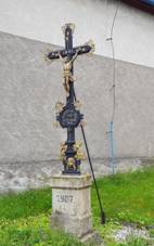 Kříž v Bzové naproti restauraci Bezovka (Q104874132) 01.jpg