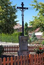 Kříž na návsi v Černíně (Q66564942).jpg