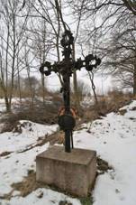 Kříž v zaniklém sídle Hrachoviště (Q66565897) 01.jpg