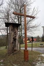 Dřevěný kříž před kostelem v Mrtníku (Q66565890) 02.jpg