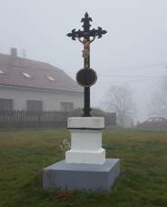 Kříž na návsi v Sedlci u Žebráku (Q104982596).jpg