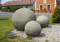 Kamenné koule na návsi v Tlustici (Q105001371).jpg