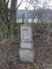 Kříž jižně od Křenov u dráhy (Q66056265).jpg