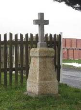 Kříž u Kvíčovic u silnice (Q66056257).jpg