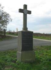 Kříž západně od Močerad u potoka (Q66056038).jpg