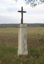 Kříž západně od Močerad (Q66056039).jpg