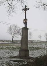 Kříž západně od Ostromeče mezi stromy (Q66056416).jpg