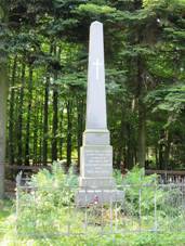 Pomnk na vojenskm pohebiti z roku 1805 (Veselko).JPG