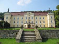 Zmek z 60. let 18. stolet, dnes domov mldee