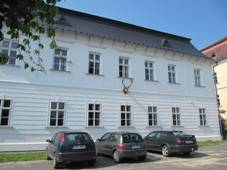 Veselko, zmek, edn budova.jpg