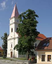 centrum obce s kostelem Nejsvtj Trojice