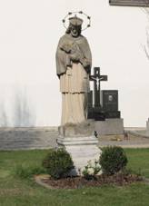 atany - socha sv Jana Nepomuckho u kostela.jpg