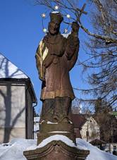 Polubný - socha sv. Jana Nepomuckého severně od kostela.jpg