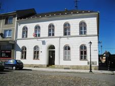 File:Soud a v&ecaron;znice (Vidnava).JPG