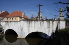 Bridge under castle in Brtnice side view.jpg