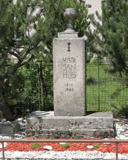 Horn Dubenky - pamtnk Jana Husa ped evangelickou farou obr2.jpg