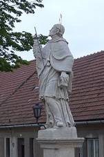 Kamenice Kana se sochou svatho Jana Nepomuckho.jpg