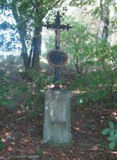 Kříž u lesa u Radimovic (Q66567395).jpg