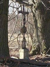 Kříž mezi stromy v poli u Markvarce (Q67185800).jpg