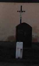 Kříž před kaplí v Pravíkově (Q67181178).jpg