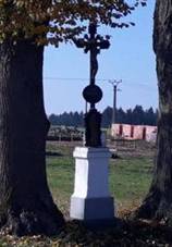Kříž v jihozápadní části Rodinova (Q88012615).jpg