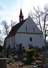 Kouřim, kostel Nejsvětější Trojice, ze hřbitova.jpg