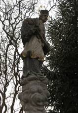 Svojšice, socha svatého Jana Nepomuckého v parčíku vedle zámecké brány.jpg