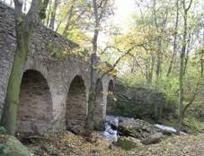 Symbol obce – kamenný most přes Výrovku