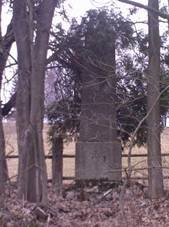 Kriegerdenkmal inmitten des ehemaligen Dorfes Schwarzenbach