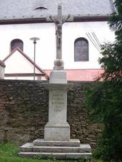 Mramorov k z roku 1857 ped valenskm kostelem prochz renovac. 