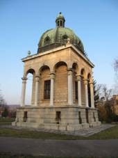 Zborovice, zmek, hrobka 2.jpg