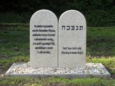 https://upload.wikimedia.org/wikipedia/commons/thumb/1/12/Memorial_Old_Jewish_Cemetery_Kyjov_01.jpg/1280px-Memorial_Old_Jewish_Cemetery_Kyjov_01.jpg